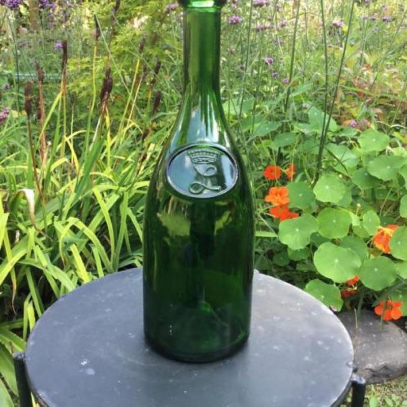 Antieke wijnfles met glaszegel