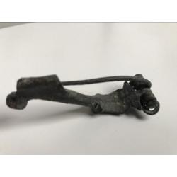 Bodemvondst Romeins brons militaire fibula