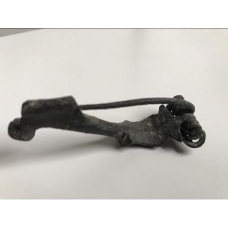 Bodemvondst Romeins brons militaire fibula