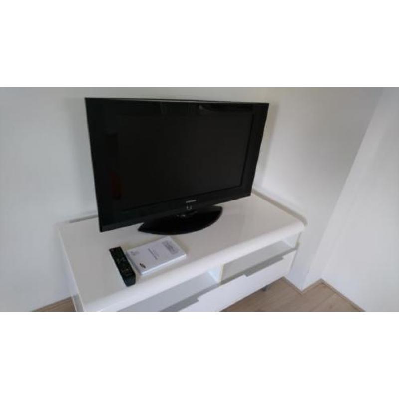Samsung LCD tv 32 inch (voor meerprijs incl. meubel)