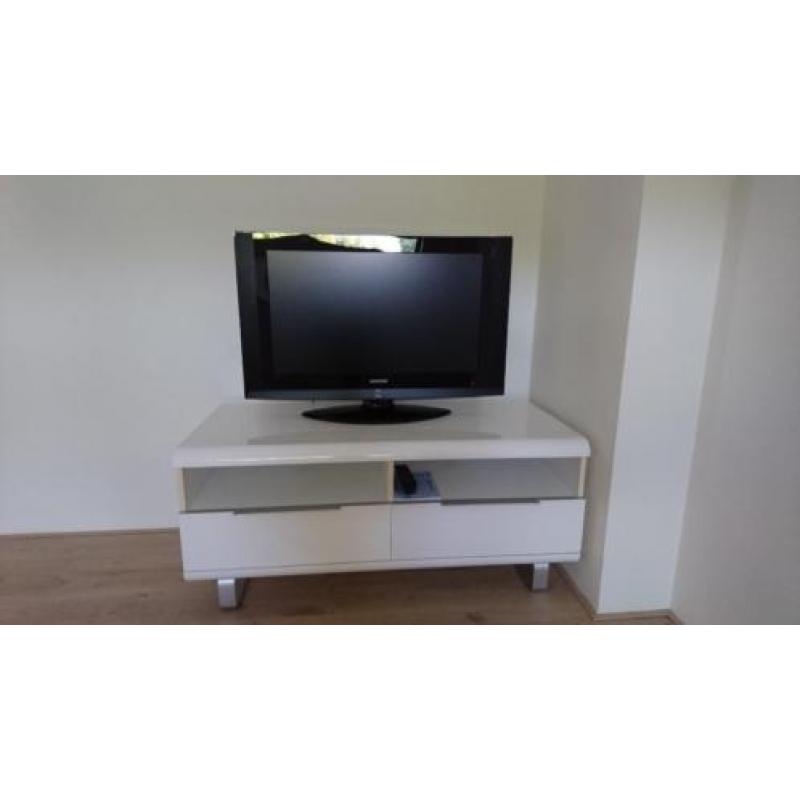 Samsung LCD tv 32 inch (voor meerprijs incl. meubel)