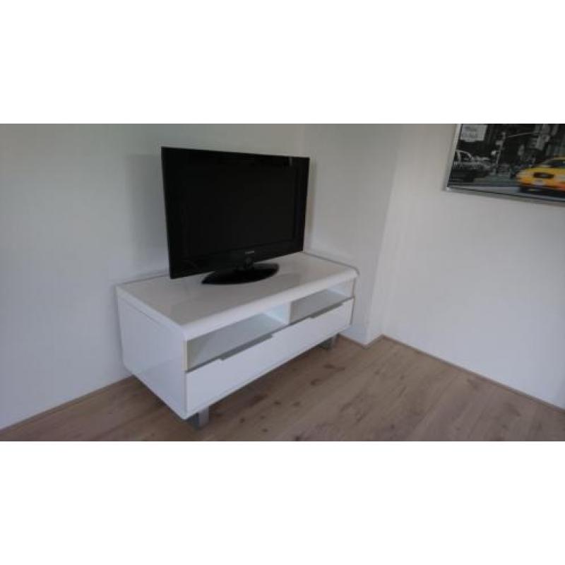 Samsung LCD tv 32 inch (voor meerprijs incl. meubel)