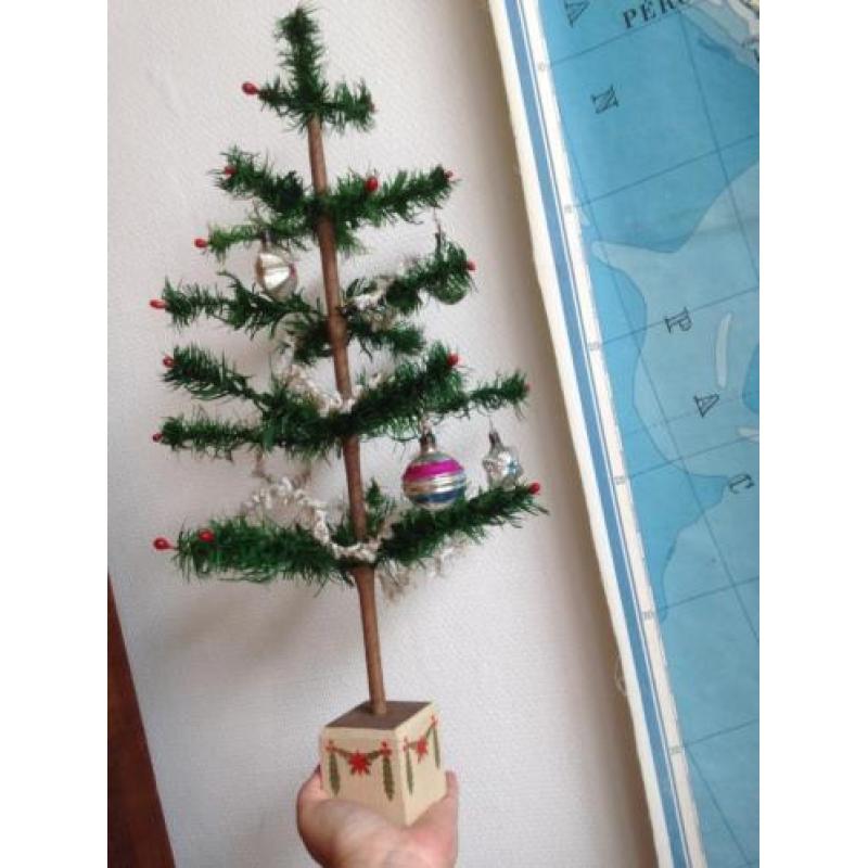 Oude antieke kerstversiering verenboom feathertree