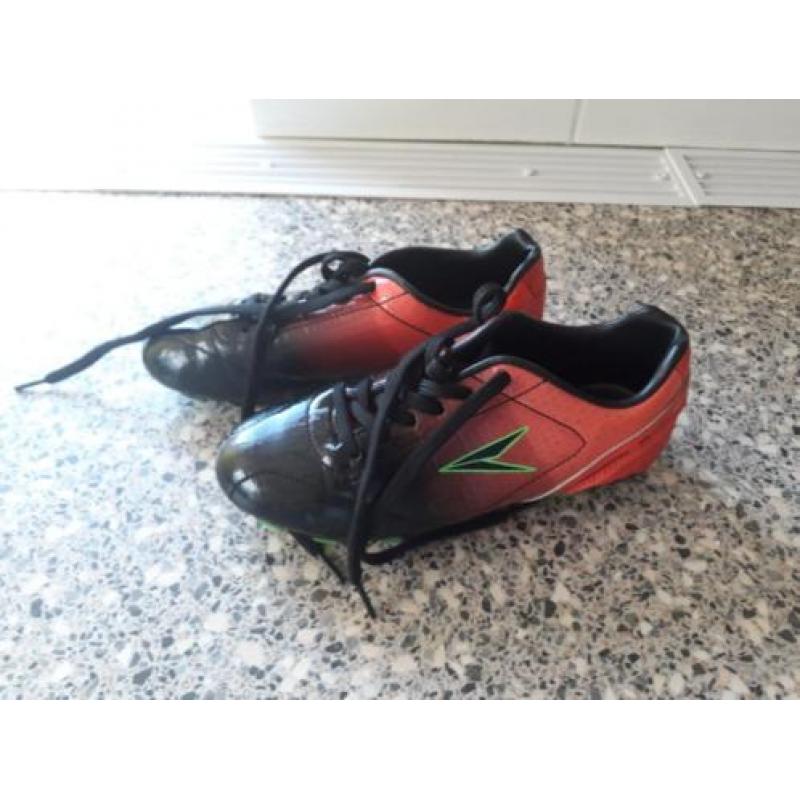 te koop voebalschoenen voor kind